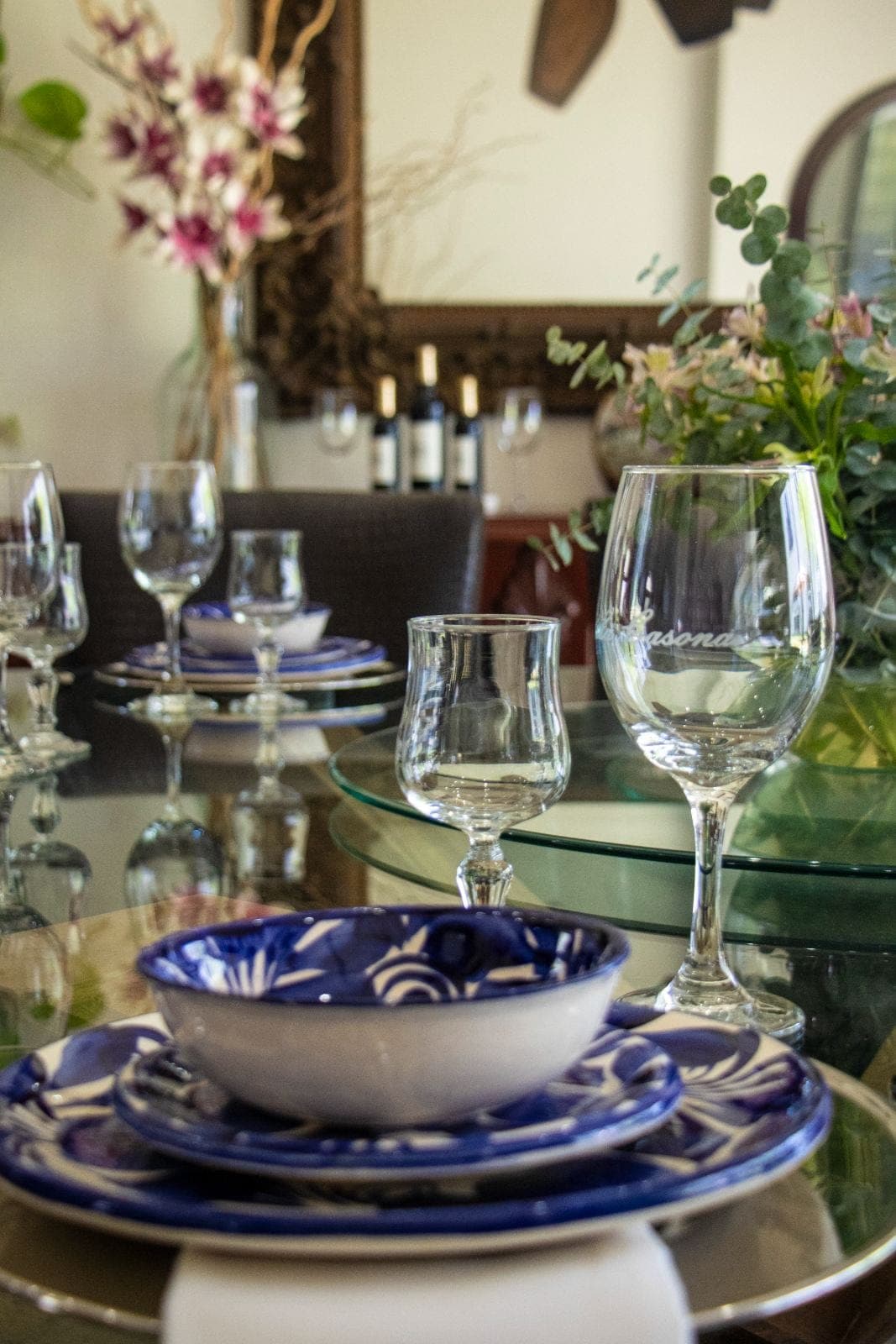 Mesa puesta con vajilla de Talavera y copas grabadas de La Casona