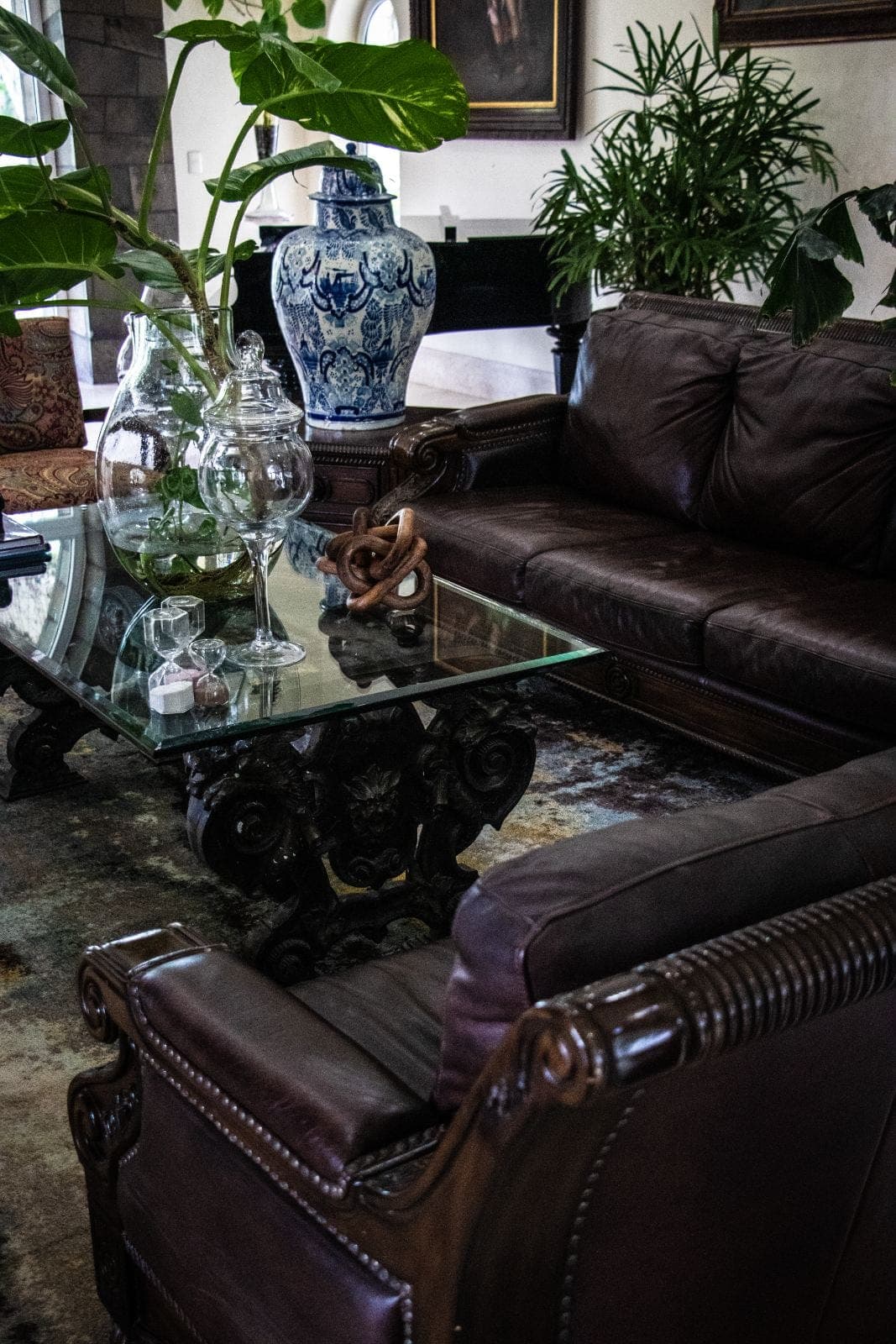 Sala de estar con sillones de piel y jarrón de Talavera