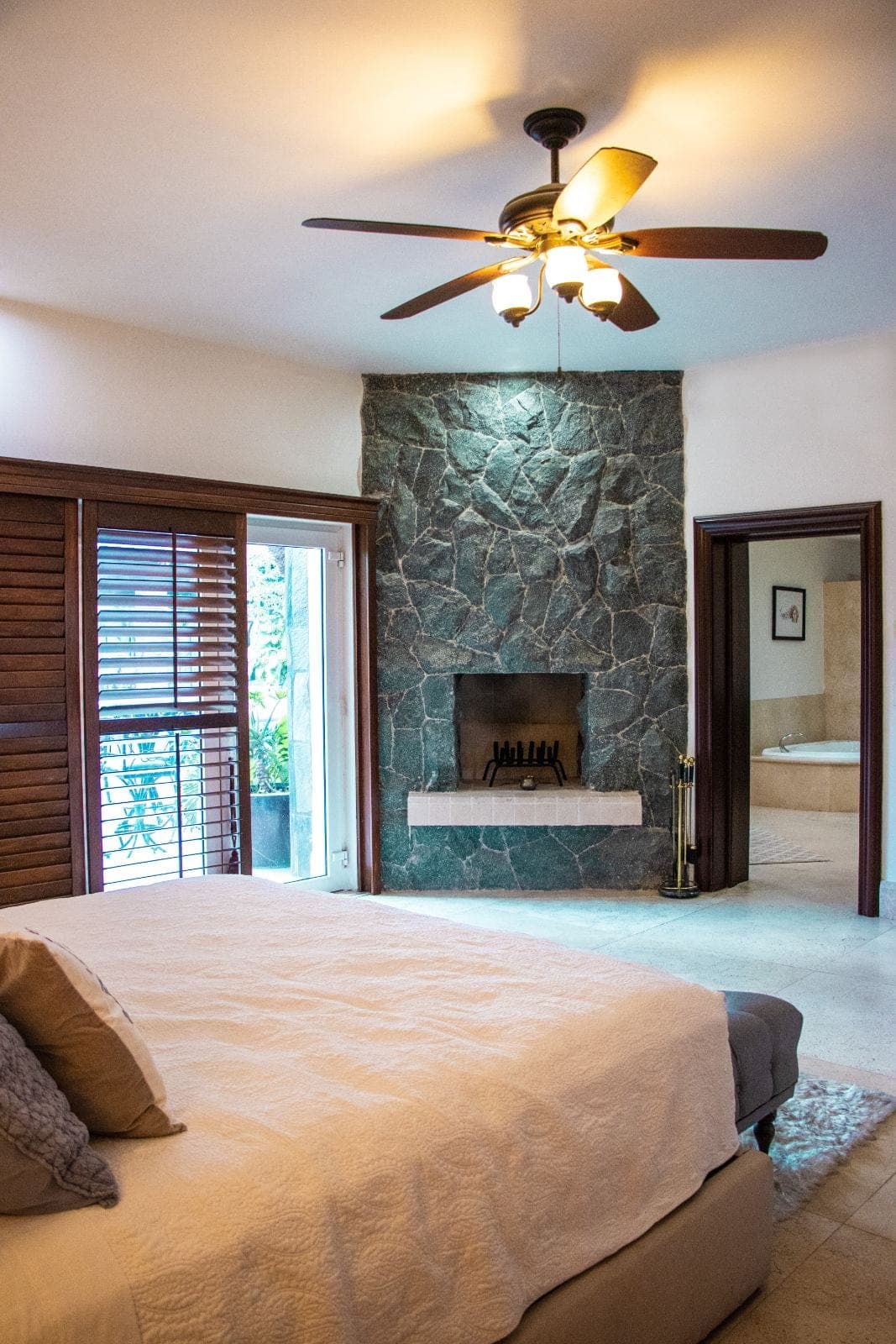 Suite Virginia: chimenea de piedra, persianas y baño con jacuzzi