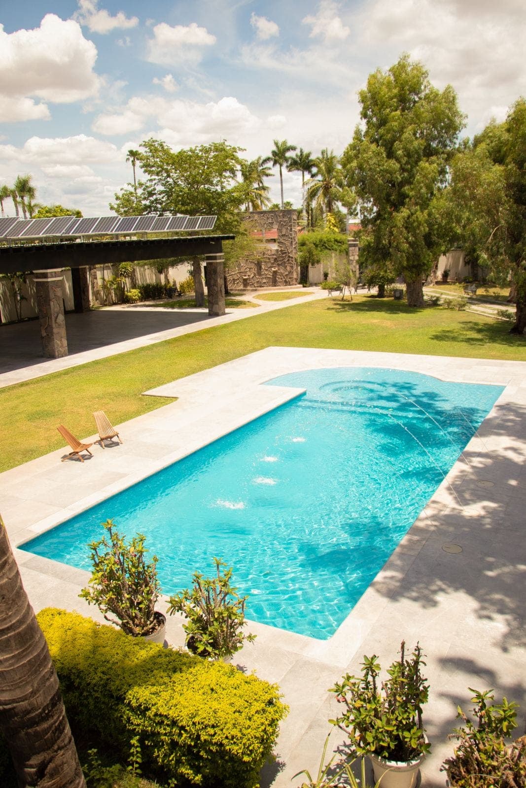 Vista aérea de la alberca y los jardines de La Casona